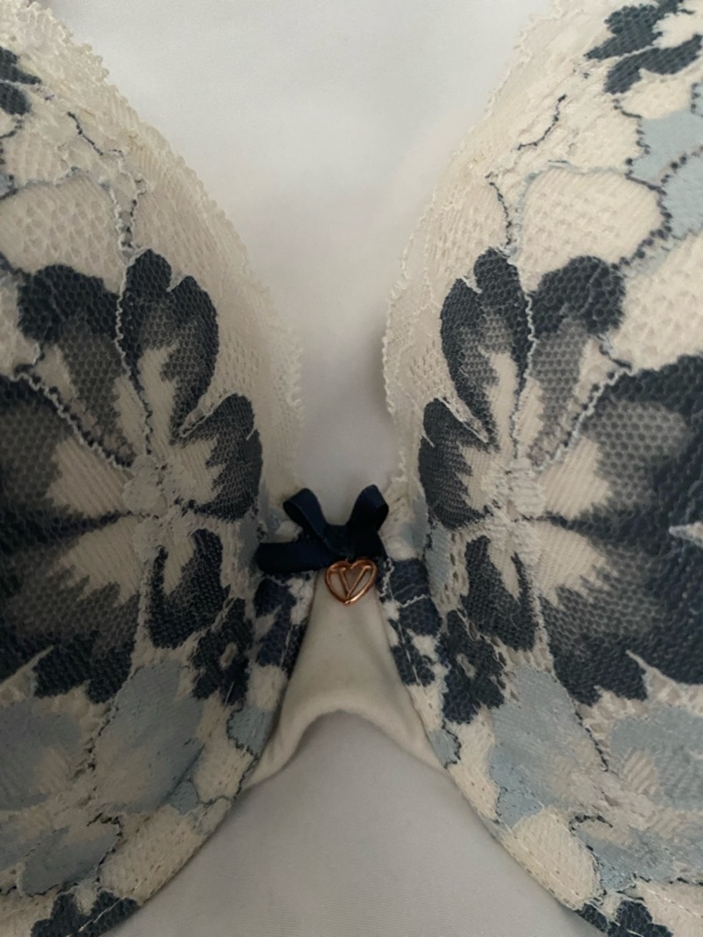 Victoria Secret laced details bra - Picture 3 of 4